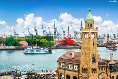 독일의 함부르크 항구는 독일은 물론이고 유럽에서도 꽤 큰 규모의 항구이다.
한 번에 300척 이상의 선박을 정박시킬 수 있을 만큼 규모가 크다.