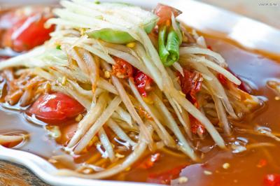 태국 북동부 지역의 전통음식이었지만 오늘날 대중적인 음식으로 발전했다.
우리나라 김치처럼 기름지거나 느끼한 음식을 먹을 때 필수 반찬이며,

맵기를 조절해 순한 맛부터 아주 매운 맛까지 즐길 수 있다.
