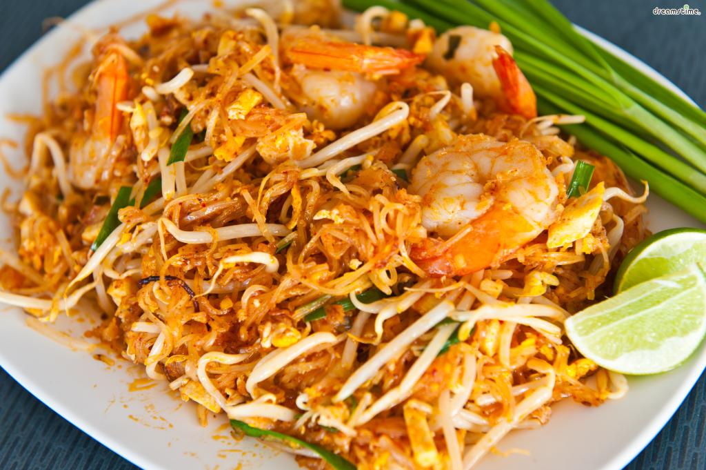 기본 팟타이에 새우를 듬뿍 넣고 볶은
&lsquo;팟타이꿍(Phat Thai Goong)&rsquo; 역시 사랑받는 태국 음식이다.