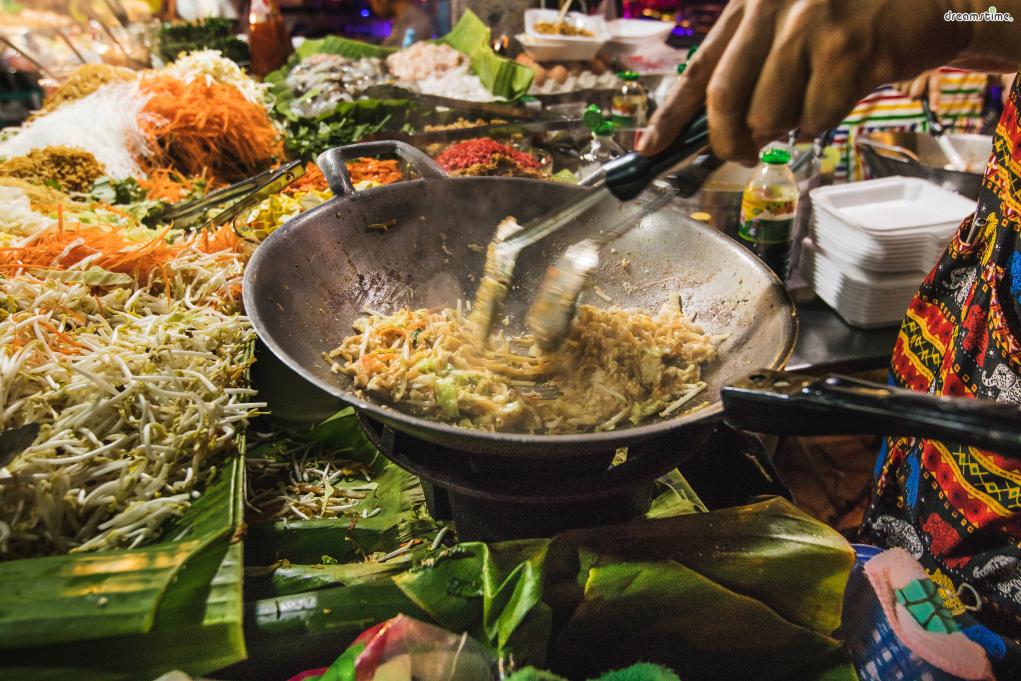 [대표음식①] 팟타이(Phat Thai)
태국식 볶음 쌀국수인 팟타이는 가장 대중적인 태국 음식이다.
숙주, 두부, 달걀, 땅콩 등을 국수와 함께 센 불에 재빨리 볶는 게 특징이다.
