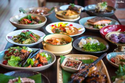[태국 음식 파헤치기]
Point 1. 미각을 자극하는 화려한 맛
태국 음식은 단맛, 짠맛, 신맛, 매운맛을 골고루 갖추고 있다.
쉴틈없이 미각을 자극하는 태국 음식은 중독성이 강하기로도 유명하다.