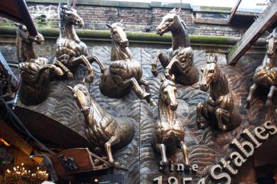 이곳은 6개의 마켓 가운데 가장 오래된 역사를 자랑한다.
1854년, 마구간이었던 공간을 시장으로 개조해 장사를 시작한 것이다.
때문에 말과 관련된 동상들을 마켓 곳곳에서 쉽게 찾아볼 수 있다.