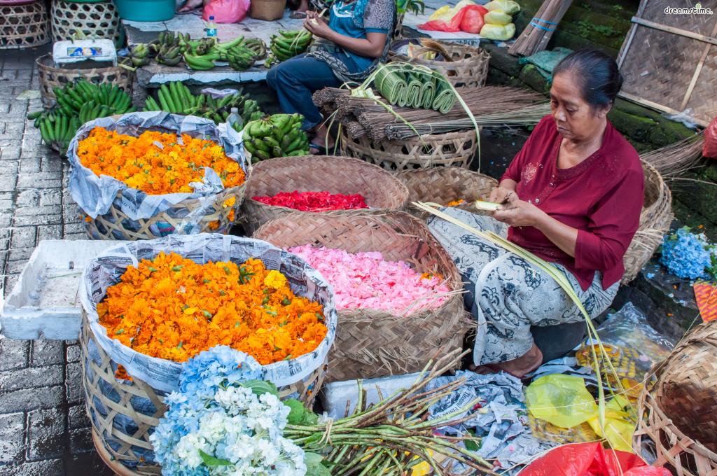 우붓 시장을 다니다 보면 바구니에 알록달록한&nbsp;꽃송이가&nbsp;수북히 담겨 있는 모습이나

머리에 꽃을 꽂고 다니는 사람들을 쉽게 볼 수 있는데,

그 이유가 바로 힌두교 의식과 연관돼 있는 것이다.
