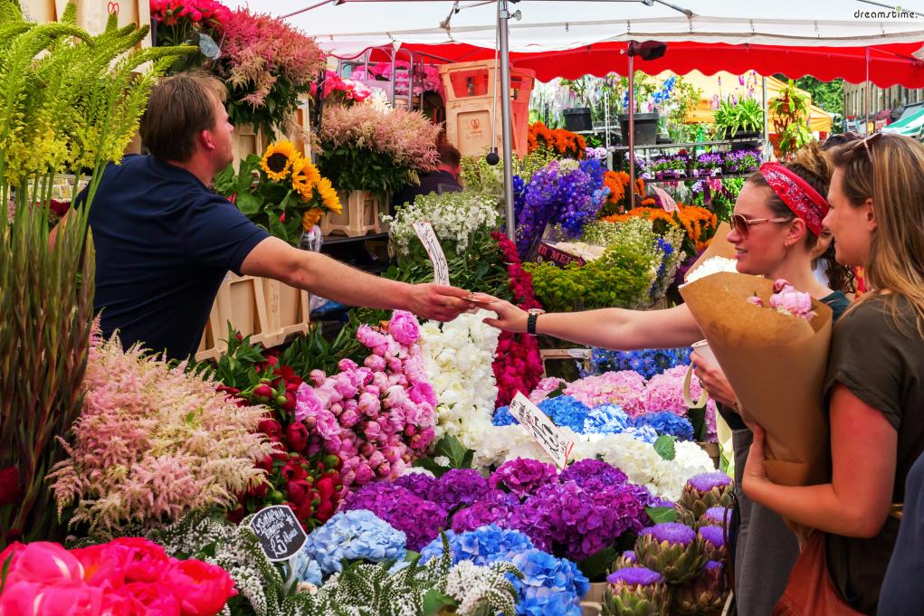 무엇보다 대부분의 영국인들을 플로리스트라고 칭해도 어색하지 않을 정도로
개개인의 가드닝 수준이 굉장히 높은 편인데,
이 때문에 꽃 시장을 방문하는 현지인 비율 역시 런던의 다른 시장에 비해 높다.