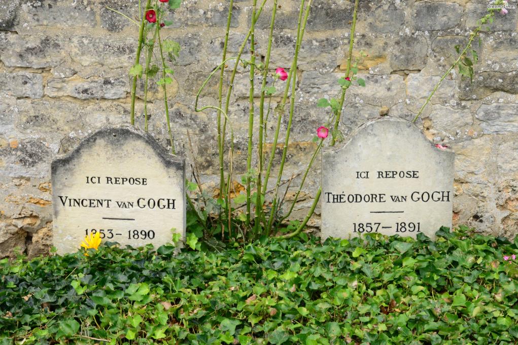 ▲고흐와 동생 테오의 무덤(Tomb of Van Gogh).
고흐는 오베르 쉬르 우아즈 마을 공동묘지에 동생 테오와 함께 묻혀 있습니다.
테오는&nbsp;평생 형을 물심양면으로 후원했죠. 아들의 이름도 형과 똑같이 지었으며
형이 죽고 난 뒤&nbsp;충격으로 6개월 만에 세상을 떠날 정도로 형을 사랑했습니다.
내년이면 고흐의 130주기인데요. 여전히&nbsp;많은 이들이 이곳에 찾아와 두 형제를 추모합니다.
