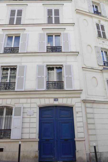 ▲고흐의 아파트(Maison de Vincent et Theo Van Gogh)
고흐가 몽마르트르에서 동생 테오와 함께 지내던 아파트입니다.
건물 안으로 들어갈 수는 없지만,&nbsp;파란 대문 앞에서
인증 사진을 남기는 관광객들을 자주&nbsp;발견할 수 있습니다.
*주소:&nbsp;54 Rue Lepic, 75018 Paris, 프랑스
