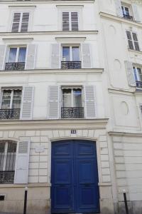 ▲고흐의 아파트(Maison de Vincent et Theo Van Gogh)
고흐가 몽마르트르에서 동생 테오와 함께 지내던 아파트입니다.
건물 안으로 들어갈 수는 없지만, 파란 대문 앞에서
인증 사진을 남기는 관광객들을 자주 발견할 수 있습니다.
*주소: 54 Rue Lepic, 75018 Paris, 프랑스
