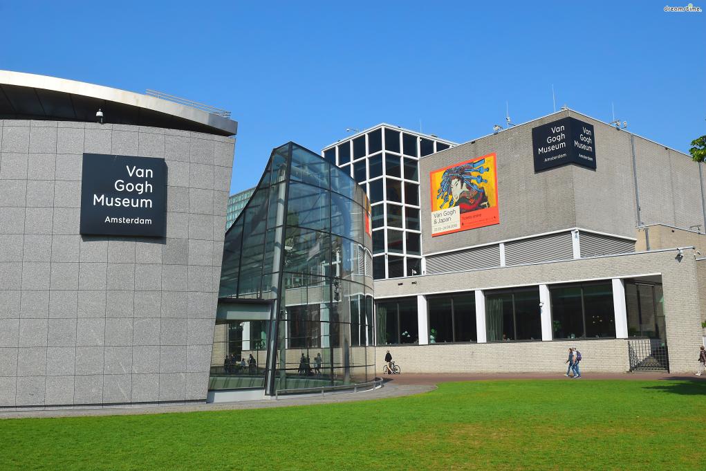 ▲반 고흐 미술관(Van Gogh Museum)
네덜란드의 수도 암스테르담에 위치한 반 고흐 미술관은
네덜란드에서 가장 많은 사람들이 방문하는 관광지이자 미술관입니다.
전 세계에서 가장 많은 수의 고흐 작품을 소장하고 있습니다.
