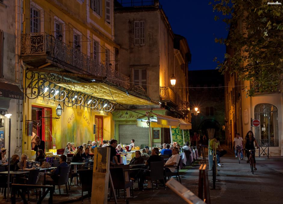 ▲카페 반 고흐(Le Caf&eacute; La Nuit)
고흐의 가장 유명한 그림 중 하나인 《밤의 카페 테라스》의 실제 장소입니다.
고흐의 흔적을 찾아 아를에 온 여행자라면 반드시 방문하는 장소이죠.
