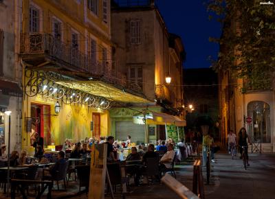 ▲카페 반 고흐(Le Café La Nuit)
고흐의 가장 유명한 그림 중 하나인 《밤의 카페 테라스》의 실제 장소입니다.
고흐의 흔적을 찾아 아를에 온 여행자라면 반드시 방문하는 장소이죠.
