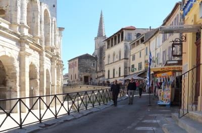 [7] 프랑스 아를(Arles, France)
아를은 고흐가 가장 사랑한 도시로 알려져 있습니다.
그가 가장 많은 작품을 만들어낸 곳이기도 한데요.
도시 곳곳에는 로마 시대의 유적이 가득하고,
차분한 색감의 건물들이 고즈넉하게 늘어서 있습니다.
