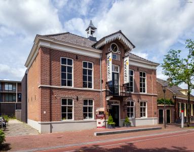 [5] 네덜란드 뉘넌(Nuenen, Netherlands)
네덜란드의 작은 시골 마을 뉘넌은 고흐가 자신의 첫 작품이라 공언한
《감자 먹는 사람들》을 그린 곳으로 유명해졌습니다.
뉘넌 곳곳에는 그의 그림 속에 등장한 장소들의 이정표가 세워져 있는데요.
사진은 '빈센트 박물관(Vincentre)'으로 그와 가족들이 실제 거주했던 건물이며,
고흐의 초창기 습작들을 살펴볼 수 있는 곳입니다.
