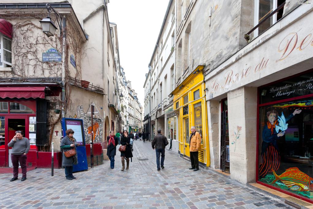 [1] 마레 지구(Le Marais)
파리의 힙스터들이 사랑하는 동네로 유명한 마레 지구.
고급 부티크샵과 트렌디한 편집숍이 가득해
구경하는 것만으로도 시간이 금방 간다.&nbsp;
