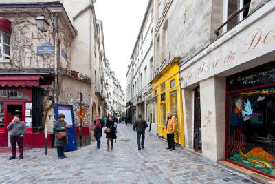 [1] 마레 지구(Le Marais)
파리의 힙스터들이 사랑하는 동네로 유명한 마레 지구.
고급 부티크샵과 트렌디한 편집숍이 가득해
구경하는 것만으로도 시간이 금방 간다. 
