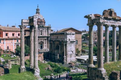 [2] 포로 로마노(Foro Romano)

'로마인의 광장'이라는 뜻으로, 기원전 6세기부터

약 3세기 동안 로마 제국 정치·상업·종교의 중심지였던 곳이다.

개선문, 원로원, 성당, 신전 등 다양한 고대 유적들이 자리하고 있다.
