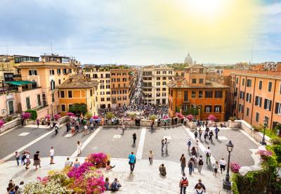 [6] 스페인 광장(Piazza di Spagna)
인근에 스페인 대사관이 있어 스페인 광장으로 불리는 이곳은

영화 <로마의 휴일>에서 오드리 햅번이 젤라토를 먹던 장소로 유명하다.

'낡은 배 분수'라는 의미의 바르카차 분수와 계단 주변의 철쭉 꽃들이 특히 아름답다.
