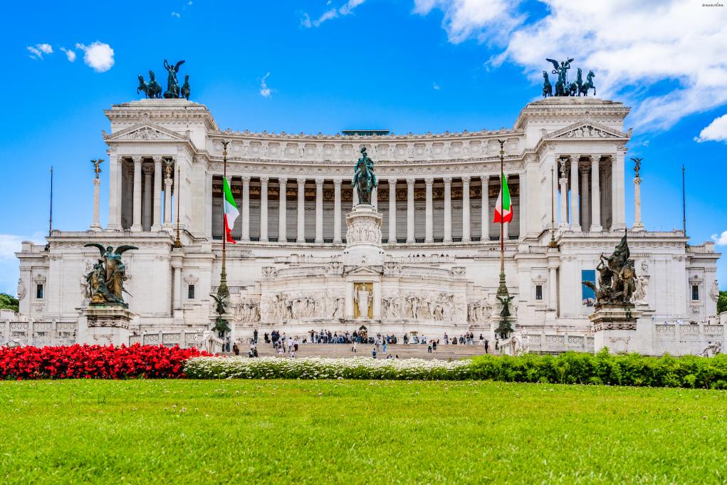 [7] 베네치아 광장(Piazza Venezia)
로마의 배꼽으로&nbsp;불리는 교통의 요지로, 1871년 이탈리아의 통일을 기념하기 위해 조성되었다.

영화 &lt;시네마 천국&gt;에도 등장했으며, 광장 중앙에는 이탈리아 국기처럼 조성된

아름다운 잔디가 자리하고 있다. 또한&nbsp;광장 인근에 자리한

비토리오 에마누엘레 2세 기념관 전망대에 오르면 로마 시내 전경이 아름답게 펼쳐진다.

