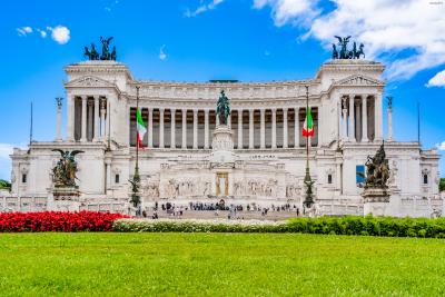 [7] 베네치아 광장(Piazza Venezia)
로마의 배꼽으로 불리는 교통의 요지로, 1871년 이탈리아의 통일을 기념하기 위해 조성되었다.

영화 <시네마 천국>에도 등장했으며, 광장 중앙에는 이탈리아 국기처럼 조성된

아름다운 잔디가 자리하고 있다. 또한 광장 인근에 자리한

비토리오 에마누엘레 2세 기념관 전망대에 오르면 로마 시내 전경이 아름답게 펼쳐진다.
