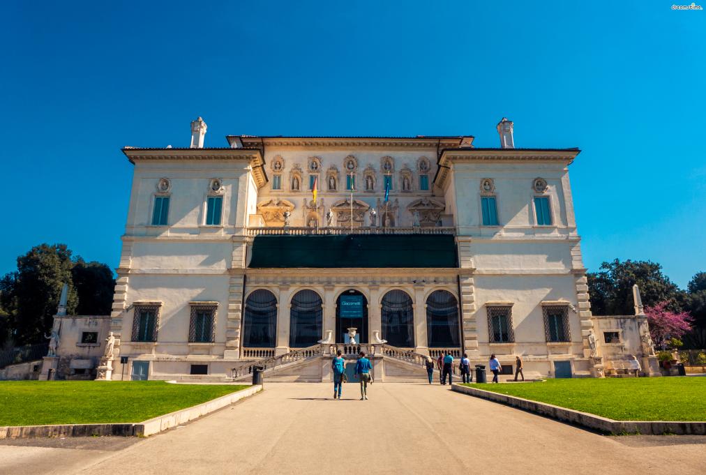 [9] 보르게세 미술관(Galleria Borhese)

로마를 대표하는 미술관 중 하나. 중세 이탈리아의

유력 가문이었던 보르게세 가문의&nbsp;저택이었던 곳이다.

바로크와 르네상스 이탈리아 화가들의 걸작들이 가득하며

특히 거장 베르니니의 조각 컬렉션이 훌륭하다.
