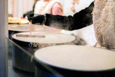 [궁금증4. 어떻게 만들까?]
두툼한 팬케이크와 달리 크레페는 찢어질 정도로 얇은 두께가 생명이다.
밀가루와 우유, 달걀 등으로 만든 반죽을 아주 약한 불로 데운 팬에 얇게 굽는다.
