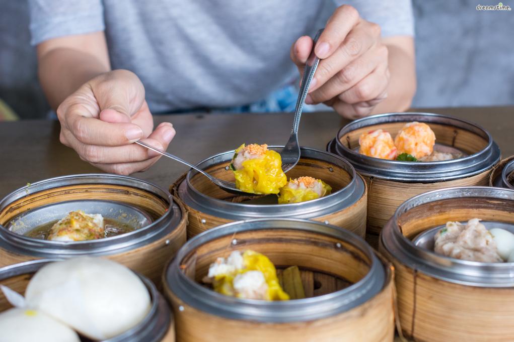 가장 대표적인 광동 요리는 딤섬으로,
무려 3천 년 전부터 중국 광둥지방에서는 딤섬을 만들어 먹었다고 한다.
200가지 이상의 종류와 맛을 자랑하는 딤섬은

오늘날 홍콩 음식의 상징이나 다름없다.
