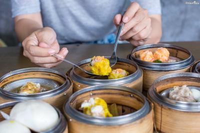가장 대표적인 광동 요리는 딤섬으로,
무려 3천 년 전부터 중국 광둥지방에서는 딤섬을 만들어 먹었다고 한다.
200가지 이상의 종류와 맛을 자랑하는 딤섬은

오늘날 홍콩 음식의 상징이나 다름없다.
