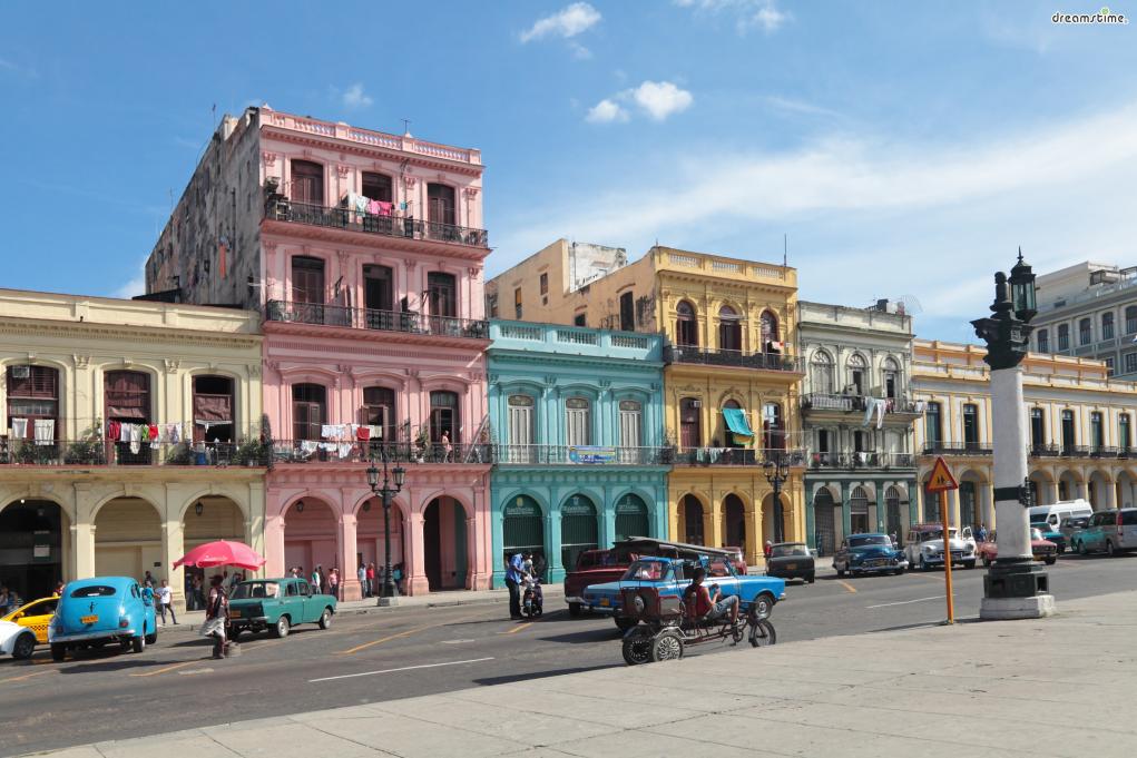 [7] 쿠바 아바나(Havana, Cuba)

헤밍웨이는&nbsp;타임(Time)지 기자였던 메리 웨일즈와 결혼한 뒤&nbsp;쿠바에 정착합니다.

쿠바는 그가 가장 사랑한 곳으로 알려져 있습니다.

헤밍웨이가&nbsp;20년이라는, 생애 가장 오랜 시간을 거주한 곳이 바로 쿠바의 아바나인데요.

쿠바는 헤밍웨이가 업무상&nbsp;오가야 하는 미국과 적당히 떨어져 있으면서도

스페인처럼 이국적이고, 무엇보다 매일 같이 모히토와 바다 낚시를 즐길 수 있는 곳이었습니다.
