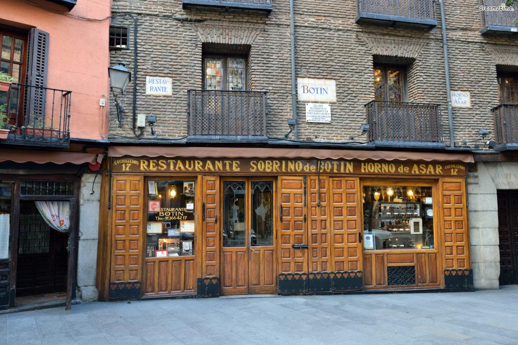 ▲엘&nbsp;소브리노 데 보틴(El Sobrino de Bot&iacute;n)

엘 소브리노 데 보틴은 헤밍웨이의 대표적인 마드리드 단골 레스토랑이자

1725년에 시작되어 기네스북에서 현존하는 가장 오래된 식당으로 기록된 곳입니다.

헤밍웨이는 『태양은 다시 떠오른다』의 마지막 장면 속 배경으로 이곳을 등장시켰습니다.

