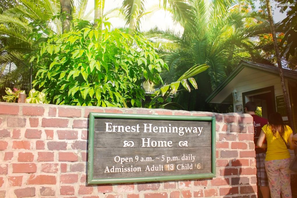 ▲키웨스트 헤밍웨이 하우스(Ernest Hemingway House)

키웨스트에서 헤밍웨이가 살던 저택으로, 지금은 박물관으로 쓰이고 있습니다.

그의 집필실과 수영장, 그가 기르던 고양이들의 후손들까지 만나볼 수 있습니다.

헤밍웨이는 이 집에서 『킬리만자로의 눈』, 『오후의 죽음』 등의 작품들을 썼습니다.

