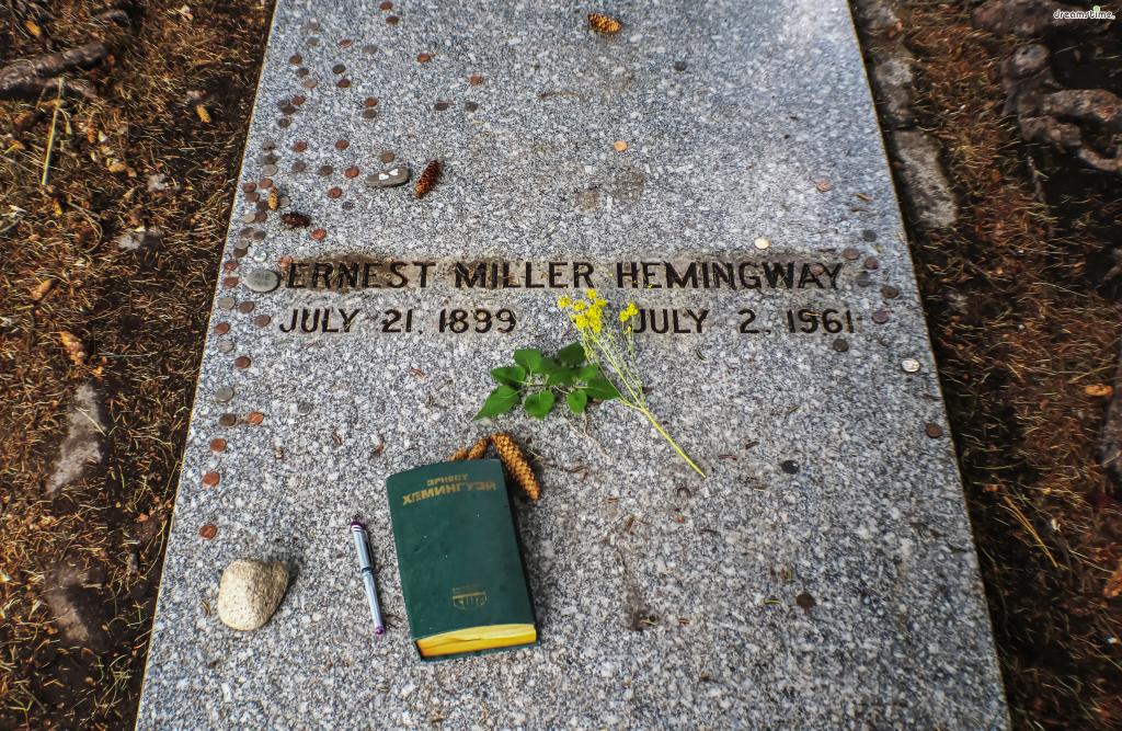 ▲헤밍웨이의 무덤(Hemingway&#39;s Grave in Ketchum Idaho)

그의 무덤 역시 케첨에 위치해 있어 많은 이들이 찾는 명소가 되었습니다.

무덤에는 헤밍웨이의 이름과 생애 연도만 적혀 있지만 그는 자신의 무덤에

&#39;Pardon me for not getting up(일어나지 못해 미안하다)&#39;라는 유머러스한 문구를 원했다고 합니다.
