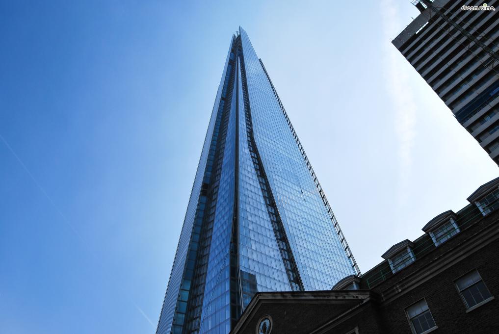 [10] 더 샤드(The Shard)

영국 최초의&nbsp;초고층 빌딩이자 서유럽에서 가장 높은 건축물인 더 샤드.

파리의 퐁피두 센터의 건축가 렌조 피아노가 건축 설계를 맡아 화제가 됐다.

&lsquo;뾰족한 조각&rsquo;을 뜻하는 &#39;샤드(shard)&#39;라는 이름 그대로 유리조각을 형상화했으며,

총 95층으로 되어 있다. 전망대가 조성되어 있어 런던을 한눈에 조망할 수 있다.
