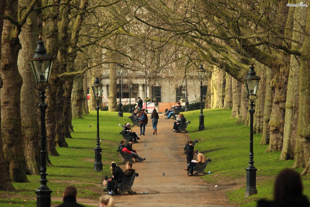 [9] 하이드 파크(Hyde Park)

런던에서 가장 큰 왕립 공원으로 과거 헨리 8세가 사냥터로 사용했던 곳이다.

아름다운 서펜타인 호수와 꽃밭, 미술관, 놀이공원 등 사계절 내내 즐길 거리가 가득해

런던 시민들에게는&nbsp;물론 여행자들에게도 매력적인 공원이다.
