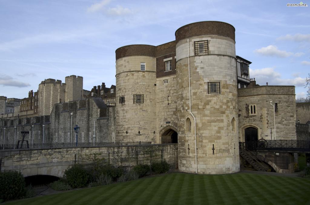 [3] 런던 타워(London Tower)

11세기 중세 시대에 지어진 요새형 왕궁으로 런던을 대표하는 랜드마크 중 하나이다.

왕궁, 요새, 감옥 및 처형장, 무기고, 왕실 보물 저장고, 조폐국 등으로 다양하게 이용됐으며

영국 역사와 관련된 다양한 볼 거리가 마련되어 있다. 유네스코 세계문화유산으로&nbsp;지정되어 있다.
