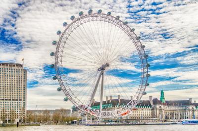 [1] 런던 아이(London Eye)

영국을 대표하는 랜드마크이자 유럽에서 가장 높은 대관람차이다.

2000년 공개되어 '밀레니엄 휠'이라고도 불리며,

1바퀴를 도는 30여 분 동안 반경 40km의 런던 풍경을 감상할 수 있다.

낭만적인 분위기 덕분에 런던의 대표적인 프로포즈 명소로 꼽힌다.

