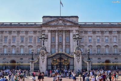 [5] 버킹엄 궁전(Buckingham Palace)

엘리자베스 2세 여왕을 비롯한 영국 왕실 가족들이 거주하는 궁전이다.

과거 버킹엄 공작의 저택이었으나 이를 왕실에서 사들여 왕실 건물이 되었으며,

매일 11시 경, 버킹엄 궁전 앞에서 30여 분 동안 근위병 교대식이 열려

수많은 인파가 몰리며, 매년 여름(7-9월)에는 궁전 내부를 개방하기도 한다.
