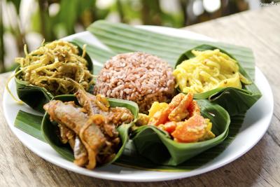 [TIP. 알아두면 좋은 간단 인도네시아어]
나시(Nasi)=밥｜미(Mie)=국수
사피(Sapi)=소고기｜바비(Babi)=돼지고기
아얌(Ayam)=닭｜이깐(Ikan)=생선
고렝(Goreng)=볶다｜짬뿌르(Campur)=섞다