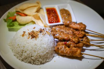 [인도네시아 음식 파헤치기]
Point 1. 모든 요리의 기본은 쌀밥
쌀농사가 발달한 국가여서 밥과 함께 먹는 요리들이 굉장히 다양하다.
볶음밥인 나시고렝과 비빔밥과 비슷한 나시 짬뿌르 외에도
고기 반찬이나 국물 요리를 먹을 때 역시 밥이 빠지지 않는다.