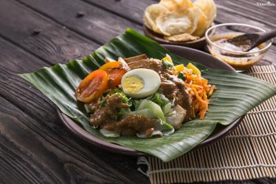 [대표음식④] 가도가도(Gadogado)
양배추, 숙주나물, 콩, 두부 등을 물에 살짝 데쳐 땅콩소스를 뿌려 먹는 샐러드.
재료의 조합이 다양하고 영양가도 높아 인도네시아 사람들이 즐겨 먹는다고 한다.
음식 이름은 인도네시아어로 ‘마구 섞다’라는 뜻이라고.