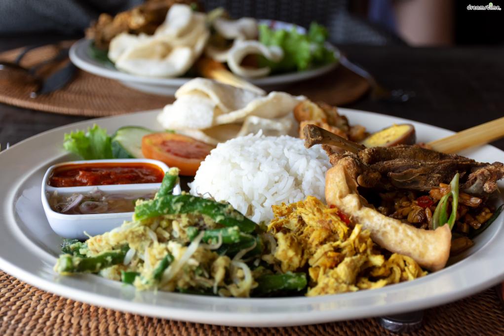[대표음식⑤] 나시 짬뿌르(Nasi Campur)
밥과 닭고기, 소고기, 새우, 숙주, 볶은 채소, 두부 등의

각종 반찬을 한 접시에 가득 담은&nbsp;것으로
우리나라의 백반처럼 인도네시아 현지인들이 흔하게 먹는 음식 중 하나이다.
