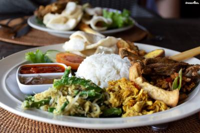 [대표음식⑤] 나시 짬뿌르(Nasi Campur)
밥과 닭고기, 소고기, 새우, 숙주, 볶은 채소, 두부 등의

각종 반찬을 한 접시에 가득 담은 것으로
우리나라의 백반처럼 인도네시아 현지인들이 흔하게 먹는 음식 중 하나이다.
