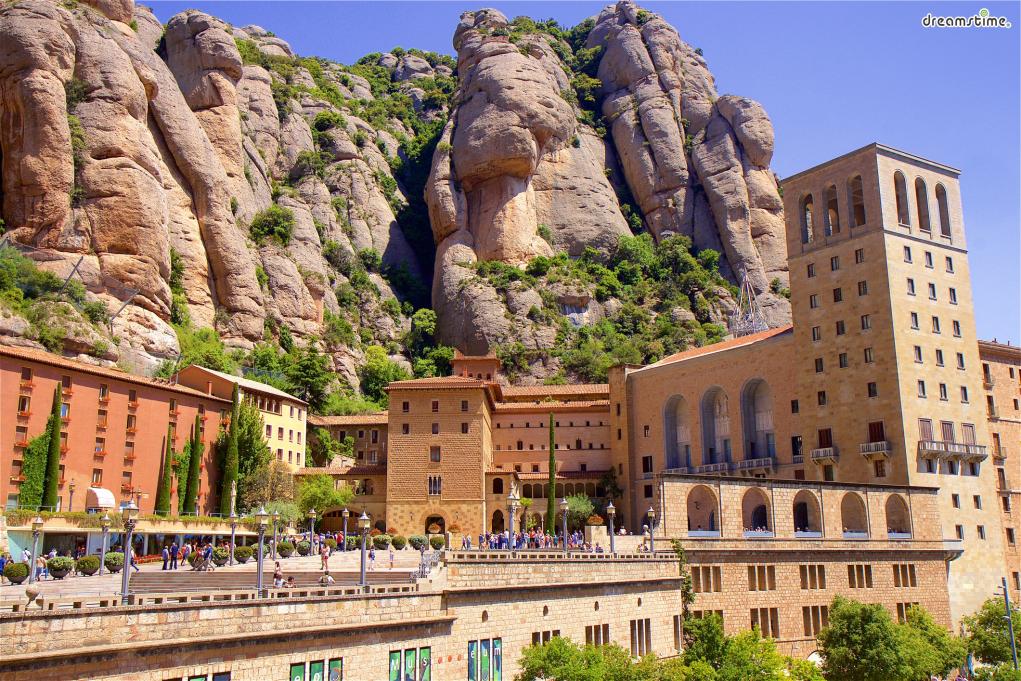 [2] 스페인 몬세라트(Montserrat)

바르셀로나 인근에 위치한&nbsp;몬세라트는 스페인 3대 성지이자

가우디가 평생의 영감을 얻은&nbsp;곳으로 알려져 있습니다.


카탈루냐어로 &#39;톱니 모양의 산&#39;이라는 뜻의 몬세라트는

6만 여 개의 기암괴석으로 이루어진 돌산인데요.

