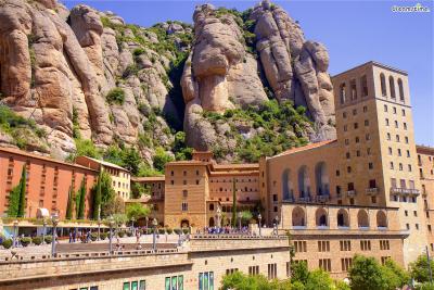 [2] 스페인 몬세라트(Montserrat)

바르셀로나 인근에 위치한 몬세라트는 스페인 3대 성지이자

가우디가 평생의 영감을 얻은 곳으로 알려져 있습니다.


카탈루냐어로 '톱니 모양의 산'이라는 뜻의 몬세라트는

6만 여 개의 기암괴석으로 이루어진 돌산인데요.

