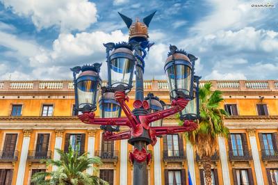 ▲가우디 가로등(Gaudi Lamp in Placa Reial)

바르셀로나 젊은이들의 만남의 장소로 유명한 레이알 광장에는

가우디의 졸업 작품이자 공식적인 첫 작품 '가우디 가로등'이 있습니다.

이는 가우디가 바르셀로나 시에서 개최한 공모전에 제출해 당선된 것으로,

투구를 모티브로 한 디자인과 6개의 가스등이 매우 획기적이었다고 하네요.
