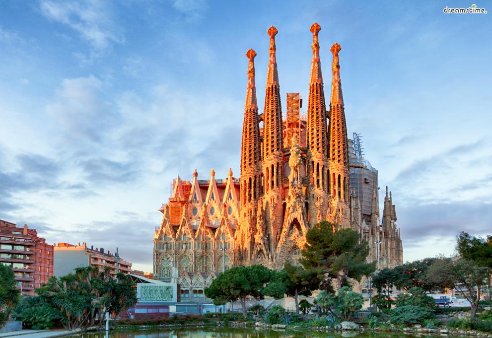 [7] 사그라다 파밀리아 대성당(Bas&iacute;lica de la Sagrada Familia)

가우디가 1883년부터&nbsp;1926년까지 무려 43년에 걸쳐 작업한 성당, 사그라다 파밀리아 대성당은

바르셀로나를 대표하는 건축물 중 하나로&nbsp;현재까지도 공사가 진행 중인데요.

가우디는 그의 말년을 오로지 이 성당의 건축에 바쳤고, 사망 후에도 이곳 지하에 묻혔습니다.

공사는 가우디 사후 100주년이 되는 2026년에 완공될 예정이라고 합니다.

