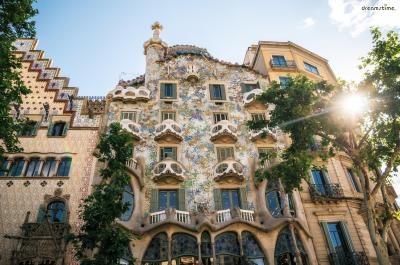 ▲카사 바트요(Casa Batlló)

1906년 지어진 카사 바트요는 본래 있던 건물을 가우디가 개축한 것으로,

당시의 섬유 명문가였던 바트요 가문을 위해 만든 저택입니다.

지붕을 반짝이는 용의 비늘처럼 만들었고, 건물의 파사드와 유리, 문의 형태 등은

바다의 물결과 바닷 속 풍경을 형상화해 화려하게 꾸몄습니다.

