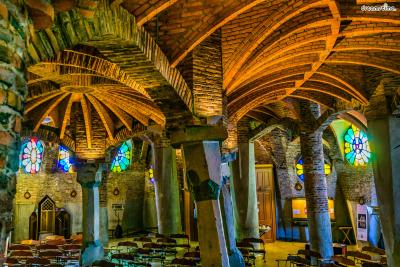 ▲콜로니아 구엘 성당(Cripta de la Colònia Güell)

콜로니아 구엘의 노동자들을 위해 지어진 성당으로,

사그라다 파밀리아 대성당의 전신이라 불리는 성당입니다.

카탈루냐식의 벽돌, 아치형의 천장, 나비를 형상화한 스테인드글라스 창문,

성경 구절이 적힌 타일 등 가우디의 디테일이 곳곳에서 빛나는 성당입니다.
