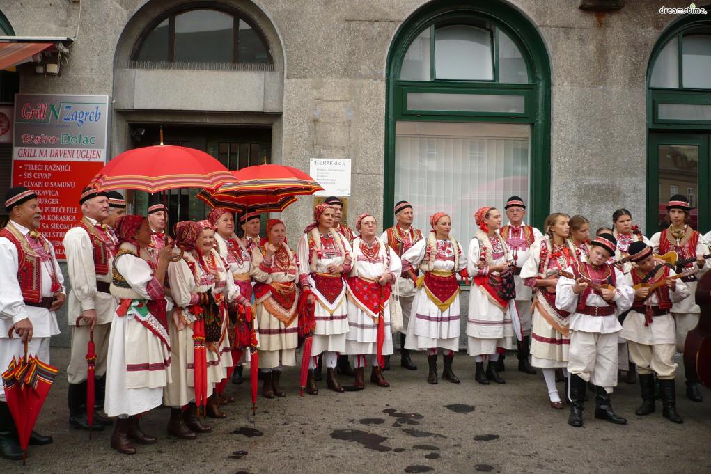 ▲노점상을 가득 메운 빨간색 줄무늬 천막의 정체는 셰스틴스키 우산이다.

셰스틴스키 우산은 크로아티아&nbsp;전통 의상을&nbsp;구성하는

장신구 중 하나로, 관광객들에게는 기념품으로 인기가 좋다.
