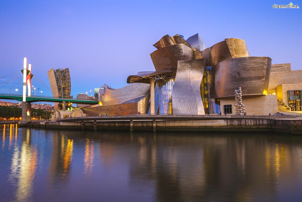 [7] 스페인 빌바오 구겐하임 미술관(Museo Guggenheim Bilbao, Spain)

프랭크 게리에게 &#39;거장&#39;이라는 타이틀을 붙여준 기념비적인 건축물입니다.

제프 쿤스, 루이즈 부르주아 등 세계적인 예술가들의 작품을 소장한 현대미술관으로,

건축물 하나로 쇠락의 길을 걷던 공업도시 빌바오를&nbsp;문화관광 도시로 탈바꿈시켜

&#39;빌바오 효과&#39;라는 말까지 생겼습니다. 설립 이래 천만 명이 넘는 사람들이 다녀갔다고 하네요.
