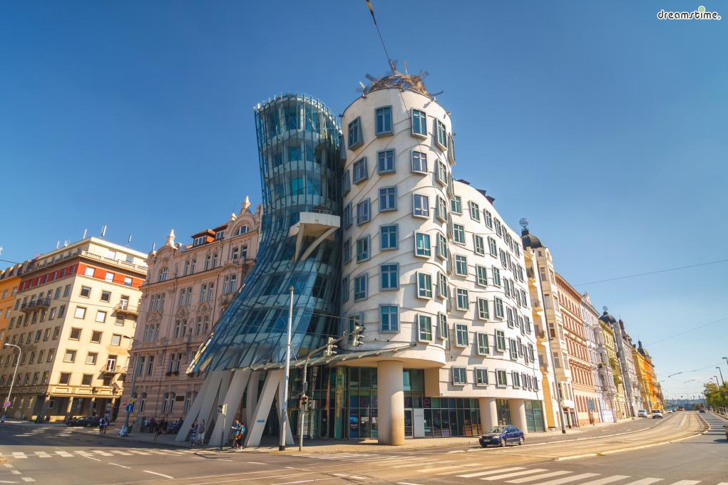 [11] 체코 프라하 댄싱 하우스(Nationale Nederlanden Building, Prague, Czech Republic)

&#39;댄싱 하우스(Dancing House)&#39;라는 별명으로 더 유명한 체코 내셔널 네덜란덴 빌딩.

프랭크 게리가 크로아티아 출신의 체코 건축가 블라도 밀루니치와 합작한 작품으로,

20세기 브로드웨이에서 활약했던 무용가 커플 &#39;프레드와 진저&#39;를 모티브로 설계했습니다.

내부에는 갤러리, 카페, 레스토랑, 전망대 등 다양한 시설들이 마련돼 있어 많은 이들이 방문합니다.
