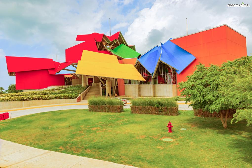 [15] 파나마 바이오무세오(Biomuseo, Panama)

색종이 조각을 이어 붙인 듯한 디자인이 인상적인 이곳은

2014년 개관한 북미 파나마의 자연사박물관 바이오무세오입니다.

4000㎡라는 거대한 규모로 세계 정상급 자연사 박물관으로 평가되는데요.

파나마의 열대 기후를 반영한 알록달록한 색감과

다채로운 자연생물군을 형상화한 비대칭 조각들이 특징입니다.
